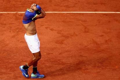 Nadal celebra su décimo Roland Garros en París tras ganar a Wawrinka en tres sets.