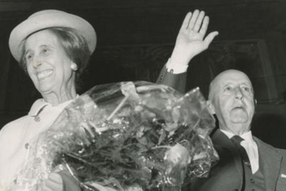 Franco y su mujer, Carmen Polo, en un acto en el estadio Santiago Bernabéu de Madrid.