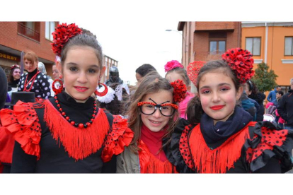 Los vecinos de Santa María del Páramo se vuelcan en la celebración del Carnaval.