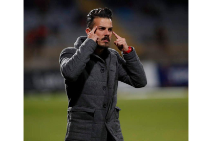 El técnico de la Cultural, Rubén de la Barrera, durante un partido del equipo leonés la pasada temporada. JESÚS F. SALVADORES