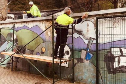 Empleados municipales realizando mejoras del mural ubicado en la Avenida Sierra Pambley. DL