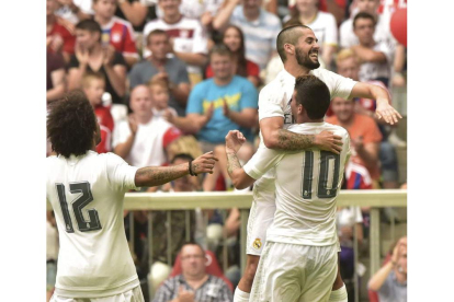 James levanta a Isco cuyo pase convirtió en gol el colombiano.