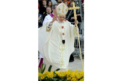El Papa saluda a los fieles en su visita a Malta.