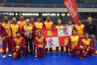 El equipo de la territorial de Lucha participante en el Campeonato de España, con muy significada aportación desde el Bierzo. CLOLDA