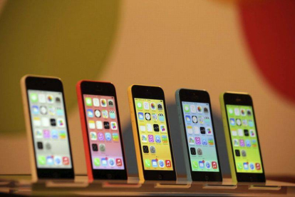 Modelos de iPhone 5C, en una tienda de Apple en Berlín, que saldrá a la venta el próximo 20 de septiembre.