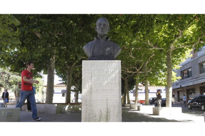 Busto del Padre Isla ubicado en la calle que lleva su nombre en León, junto a la estación de Feve.