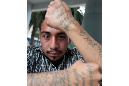 Abraham Armando muestra sus tatuajes. MARIO GUZMÁN