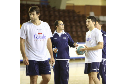 El entrenador del Ademar, Dani Gordo, dirige un entrenamiento en el Palacio.