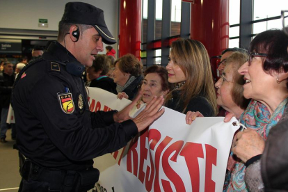 El grupo de trabajo de Ayuntamientos en Defensa del Ferrocarril en los Pueblos de León se concentra en la estación de Renfe en protesta por los últimos recortes efectuados