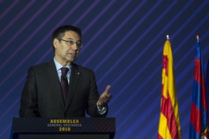 Bartomeu se dirige a los compromisarios en la última asamblea del Barça.