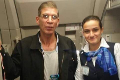Naira Atef con el secuestrador del avión de EgyptAir, el pasado martes.