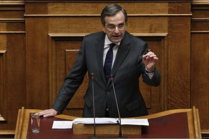 El primer ministro griego, Andonis Samarás, defiende los presupuestos, el sábado en el Parlamento.