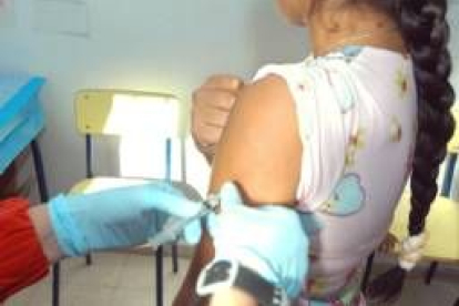 Una joven es vacunada contra la meningitis en una imagen de archivo