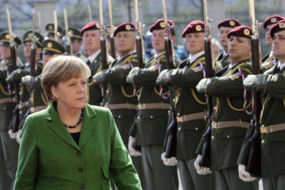 Angela Merkel pasa revista a las tropas ayer en un acto oficial en Praga.
