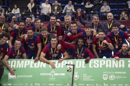 Los jugadores del Barcelona celebran la consecución del título de la Copa de España. JAVIER ETXEZARRETA