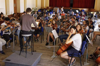 La Joven Orquesta Leonesa en uno de sus ensayos. DL