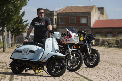 Daniel Pisabarro Gallego en la estación abandonada de tren en La Bañeza junto a sus tres motos clásicas. FERNANDO OTERO