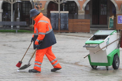 Un trabajador del servicio de limpieza viaria en la plaza del Ayuntamiento, en imagen de archivo. L. D. M.