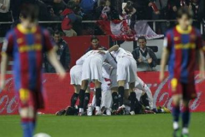 Los jugadores del Sevilla celebran el gol que supuso el empate del equipo andaluz ante el Barcelona