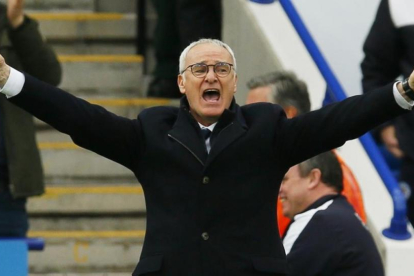 Ranieri festeja el tercer gol del Leicester al Swansea.