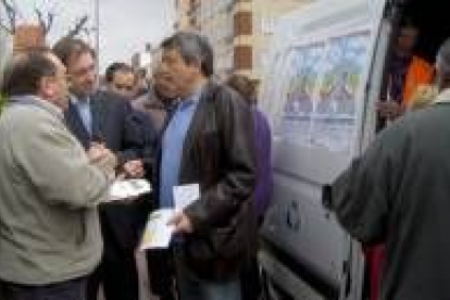 El alcalde de San Andrés, Miguel Martínez, durante el reparto de raticida en la plaza del Mercadillo