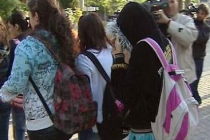 La joven de origen marroquí Nawja a la salida de clase este lunes.