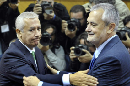 El presidente del PP andaluz, Javier Arenas, felicita a José Antonio Griñán.