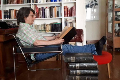 El escritor, periodista y columnista Eduardo Aguirre, en su estudio. FACEBOOK.
