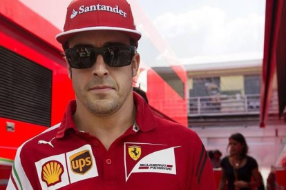 El piloto español de la escudería Ferrari de Fórmula Uno, Fernando Alonso, llega al circuito de Hungaroring.