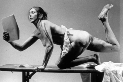 La artista norteamericana Carolee Schneemann en su obra ‘Interior Scroll’, de 1975