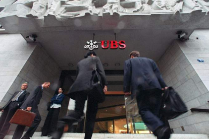 Personas entrando en la sede principal del banco UBS (United Bank of Switzerland). MARTIN RUETSCHI