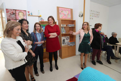 Trabajadoras de Alzhéimer Bierzo, con la gerente de Servicios Sociales de la Junta en León. ANA F. BARREDO