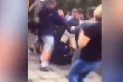 Un vídeo muestra parte de la pelea multitudinaria en una escuela en el Reino Unido.