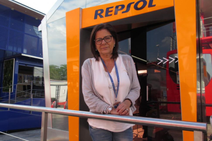 Basi Ramal, madre de Dani Pedrosa, en la puerta del hospitality de Repsol en Montmeló
