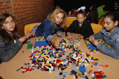 Multitud de personas aportaron su grano de arena a las construcciones con Lego.
