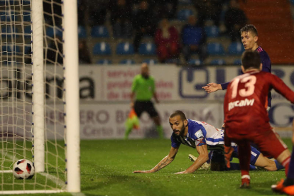 Con este remate en plancha en el segundo palo Yuri empataba el partido y salvaba un punto para una Deportiva que estaba perdiendo ante el filial celtista. L. DE LA MATA