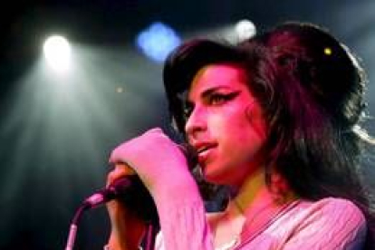 Fotografía de archivo de la cantante británica Amy Winehouse, gran triunfadora de los Grammy