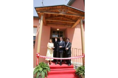 No faltó la cinta en la inauguración del edificio de Almázcara
