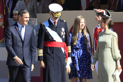 El rey Felipe VI, la reina Letizia, la infanta Sofía y el presidente del Gobierno, Pedro Sánchez (i), se dirigen a sus respectivos vehículos al término del desfile del Día de la Fiesta Nacional este miércoles en Madrid. ZIPI