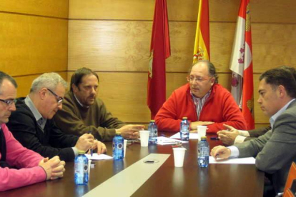 Moreno, Fierro, Rodríguez, Eduardo Fernández y Velasco tapado por Marcos Martínez, ayer en León.