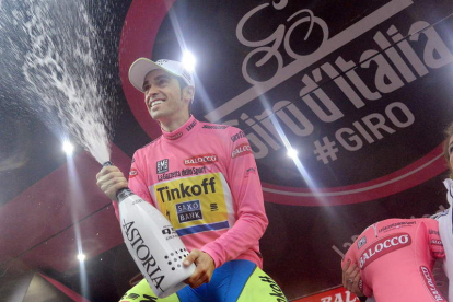 Contador celebró así ayer su sólido liderato en el Giro.