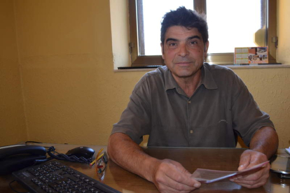 Félix Ámez, alcalde de Villaquejida, en su despacho del Ayuntamiento.