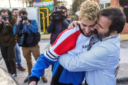 Carlos Cuadrado Lucho abraza a su padre tras salir de la prisión.