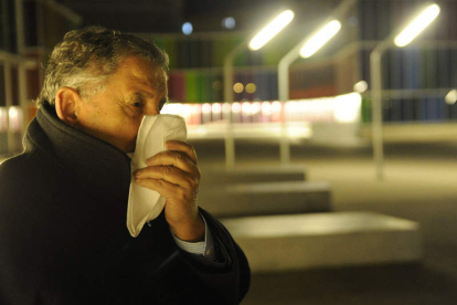 Un hombre se tapa ayer tarde la nariz en el centro de la capital leonesa.