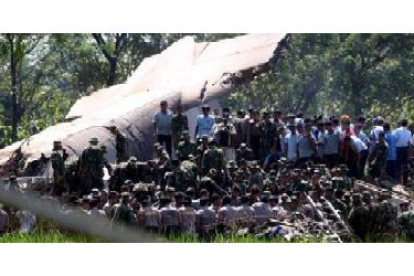 Soldados de Indonesia participan en las labores de rescate.