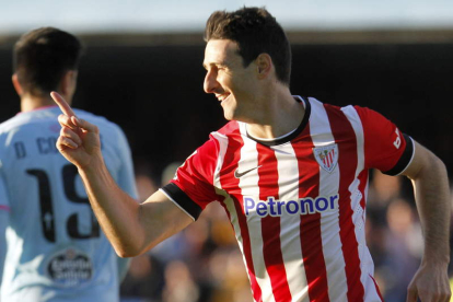 Aduriz celebra el segundo gol del Athletic durante el partido de ida disputado en Balaídos.