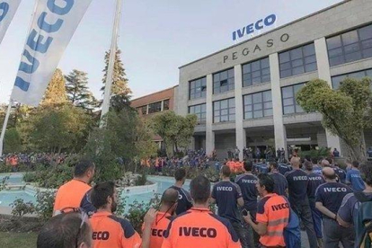 Concentración de trabajadores de Iveco tras el suicidio de su compañera.