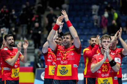 Los Hispanos celebran el pase a la segunda ronda del Europeo tras ganar a Suecia. MARTIN DIVISEK