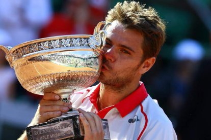 El tenista suizo Stan Wawrinka besa el trofeo de campeón de Roland Garros.