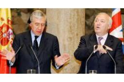 Jack Straw y Miguel Ángel Moratinos, ayer, en la rueda de prensa conjunta que ofrecieron en Madrid